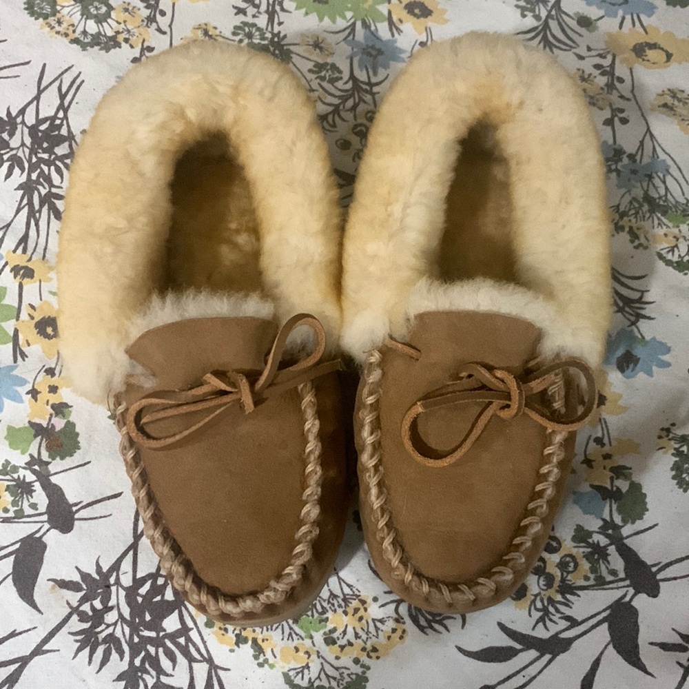 L.L. Bean Slippers NEW W/BOX size 6